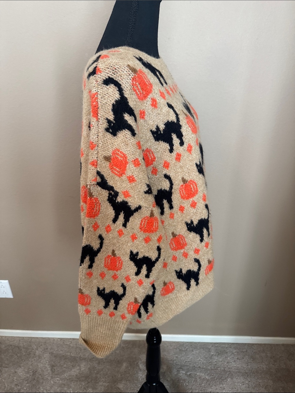 Vince Camuto Beige Crewneck Sweater with Black Cats & Orange Pumpkins - Picture 7 of 9